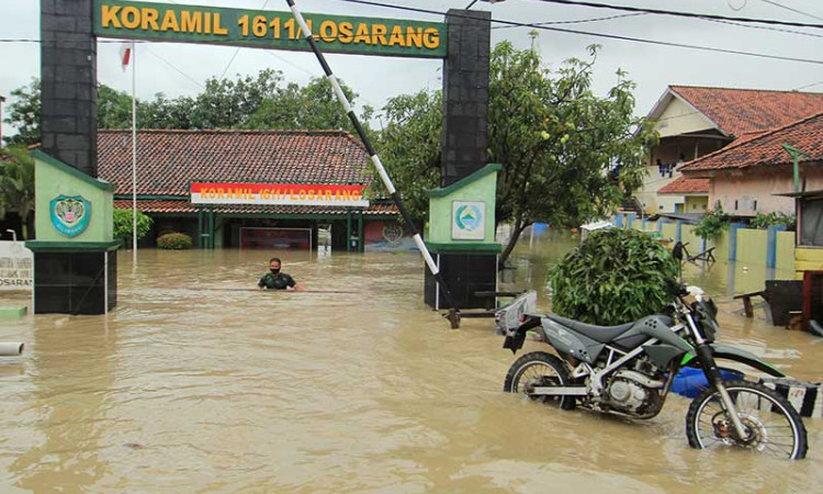 Sungai Cipanas Meluap, Ratusan Rumah di Indramayu Terendam Bajir