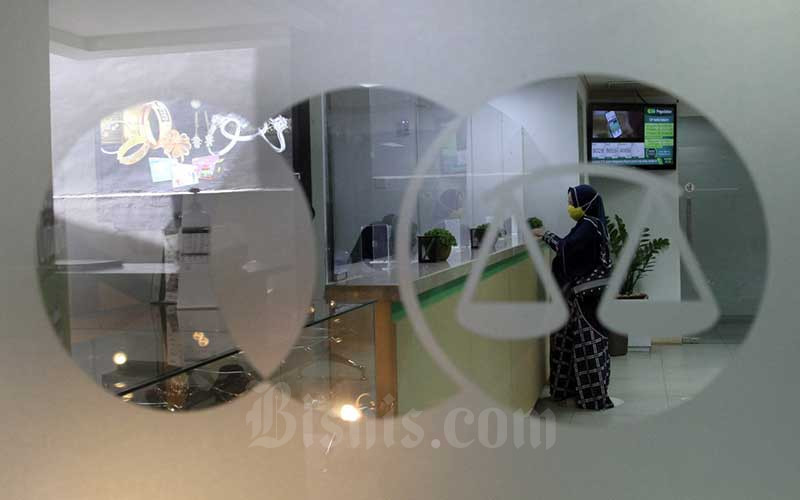 Nasabah melakukan transaksi di kantor Pegadaian di Makassar, Sulawesi Selatan, Selasa (9/2/2021). Pegadaian Kanwil VI Makassar berhasil mencatatkan pertumbuhan Outstanding Loan (OSL) sebesar 25,03 persen (year on year) atau 6,9 Triliun, dangan pertumbuhan omzet sebesar 18,34 persen (year on year) atau 19,8 Triliun dengan total jumlah nasabah 1,7 juta orang pada tahun lalu. Bisnis/Paulus Tandi Bone