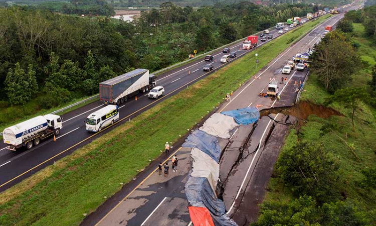 Ruas Jalan Tol Cipali KM 122 Ambles