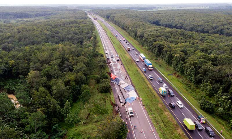 Ruas Jalan Tol Cipali KM 122 Ambles