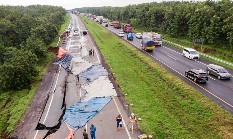 Ruas Jalan Tol Cipali KM 122 Ambles