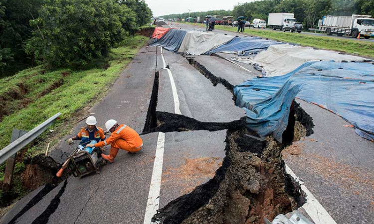 Ruas Jalan Tol Cipali KM 122 Ambles