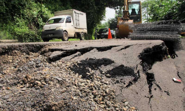 Jalan Antar Kabupaten di Jawa Tengah Terputus Karena Ambles