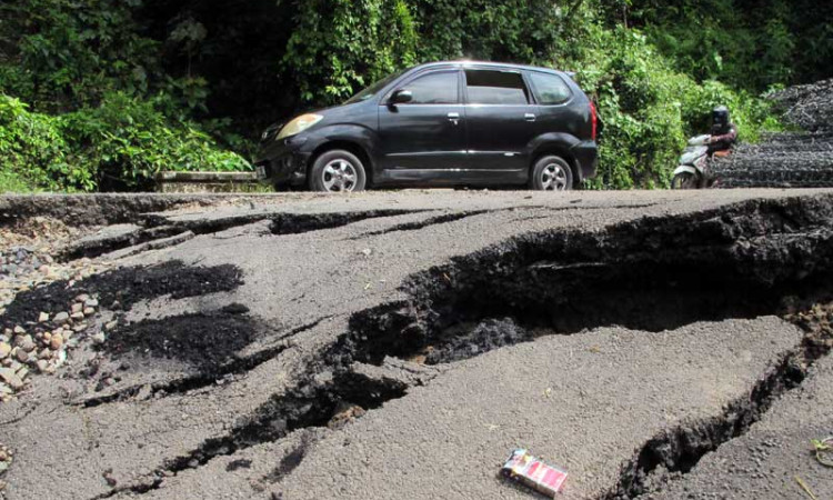 Jalan Antar Kabupaten di Jawa Tengah Terputus Karena Ambles