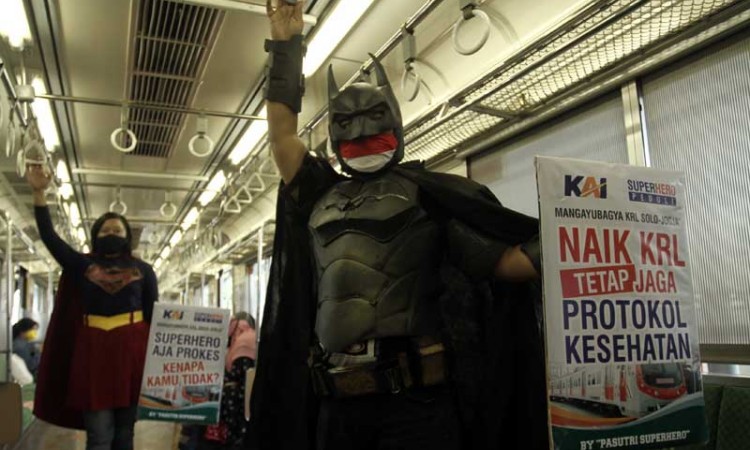 Gunakan Kostum Super Hero, Warga Bawa Poster Ajakan Patuhi Protokol Kesahatan di KRL