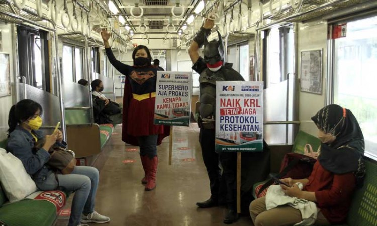 Gunakan Kostum Super Hero, Warga Bawa Poster Ajakan Patuhi Protokol Kesahatan di KRL