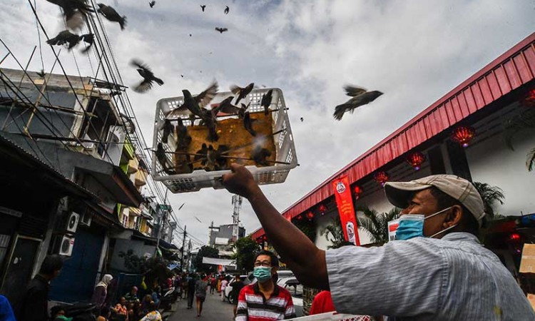 Meski Pandemi Covid-19, Klenteng Petak Sembilan di Jakarta Tetap Dipenuhi Umat
