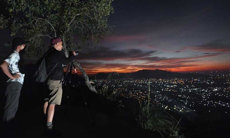 Menikmati Keindahan Kota Padang Dari Bukit Nobita Atau Bukit Batu Jarang