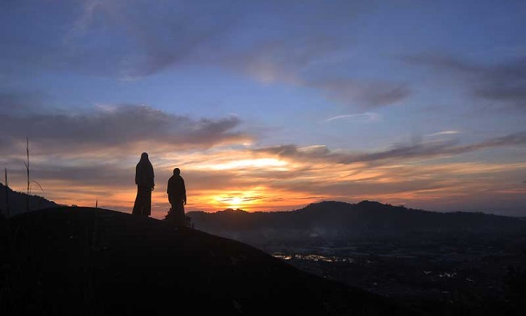 Menikmati Keindahan Kota Padang Dari Bukit Nobita Atau Bukit Batu Jarang