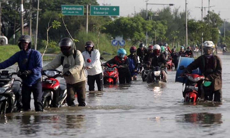 Jalan Raya Porong Sidoarjo Jawa Timur Terendam Banjir