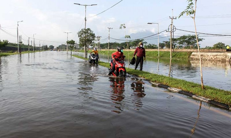 Jalan Raya Porong Sidoarjo Jawa Timur Terendam Banjir