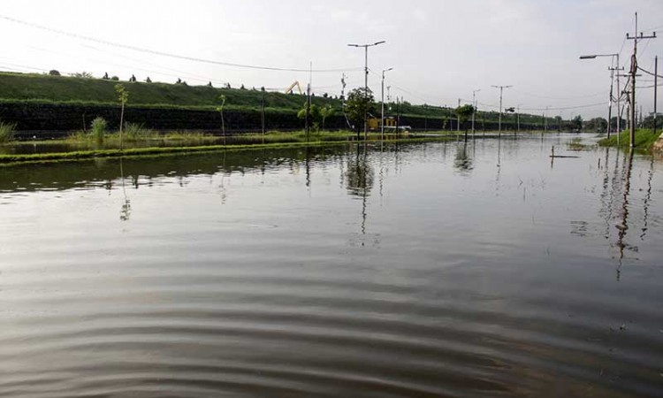 Jalan Raya Porong Sidoarjo Jawa Timur Terendam Banjir