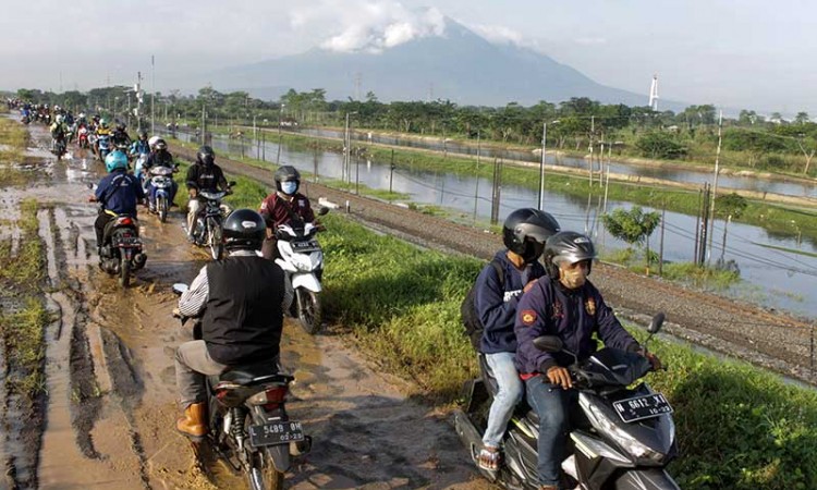 Jalan Raya Porong Sidoarjo Jawa Timur Terendam Banjir