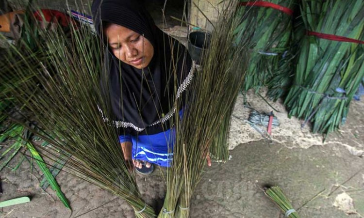 Warga Manfaatkan Limbah Kelapa Sawit Untuk Membuat Sapu Lidi