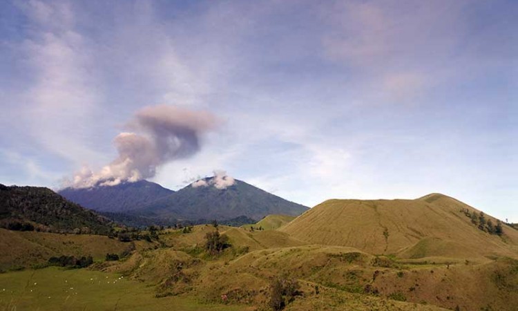 Gunung Raung di Banyuwangi Semburkan Abu Vulkanik Setinggi 1.000 Meter