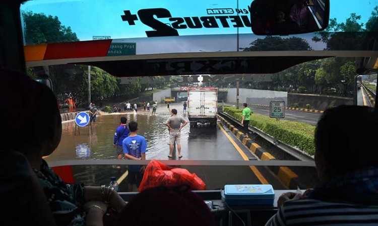 Ruas Tol TB Simatupang Jakarta Terendam Banjir