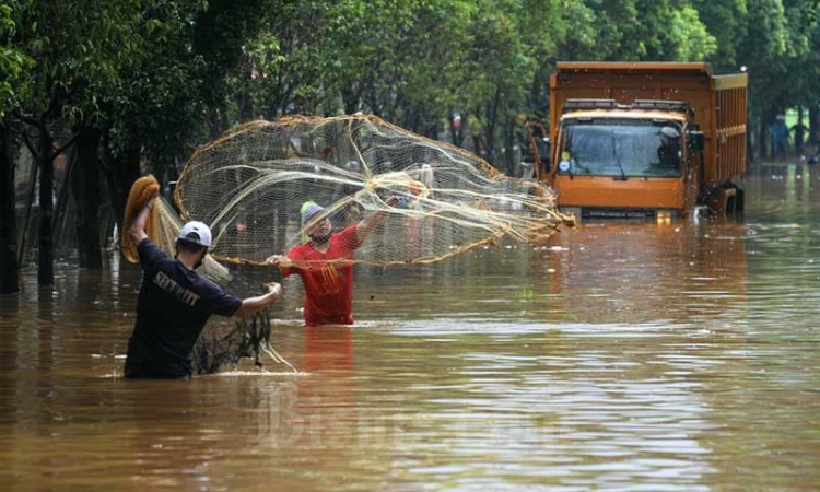 Warga Jakarta Manfaatkan Banjir Untuk Menjala Ikan