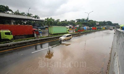 Ruas tol Lingkar Luar Macet Total Akibat Terendam Banjir