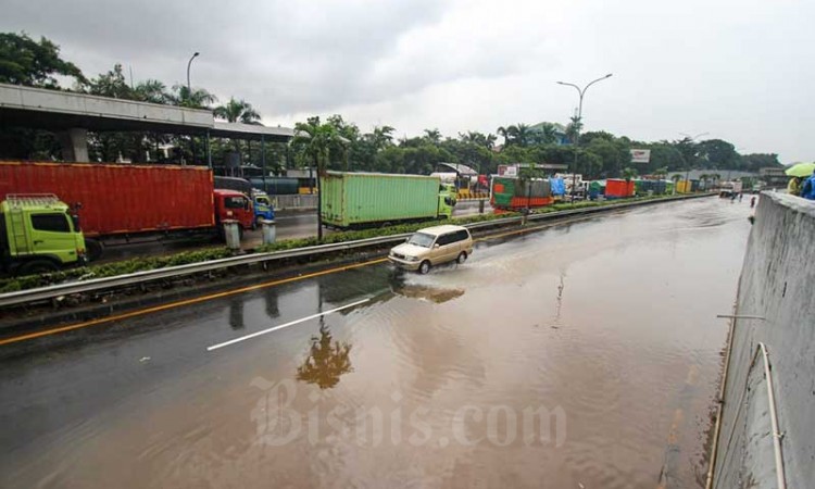 Ruas tol Lingkar Luar Macet Total Akibat Terendam Banjir