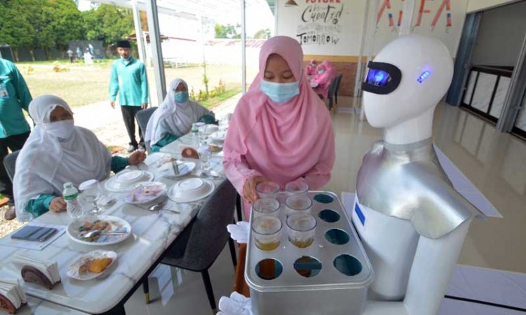 Pesantren di Sumatra Barat Ciptakan Robot Pelayan Kafe