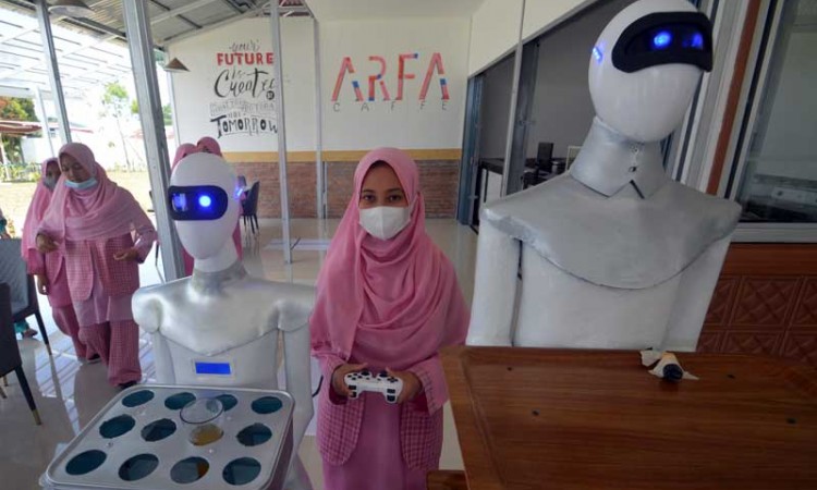 Pesantren di Sumatra Barat Ciptakan Robot Pelayan Kafe