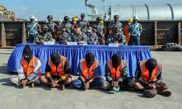 TNI AL Tangkap Perompak Kapal di Selat Singapura