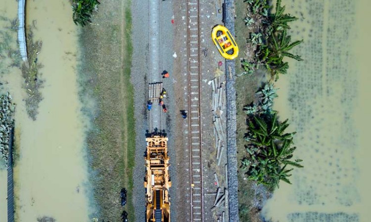 Jadwal Kereta Jarak Jauh Dibatalkan, PT KAI Masih Memperbaiki Rel Yang Terendam Banjir