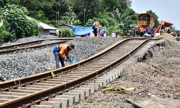 Jadwal Kereta Jarak Jauh Dibatalkan, PT KAI Masih Memperbaiki Rel Yang Terendam Banjir