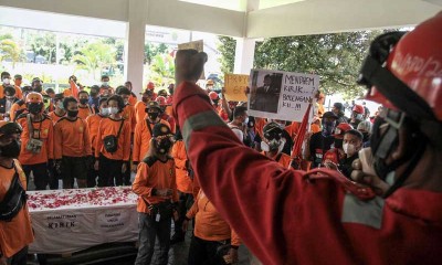 Relawan Covid-19 Gelar Aksi Unjuk Rasa di Gedung DPRD Bantul