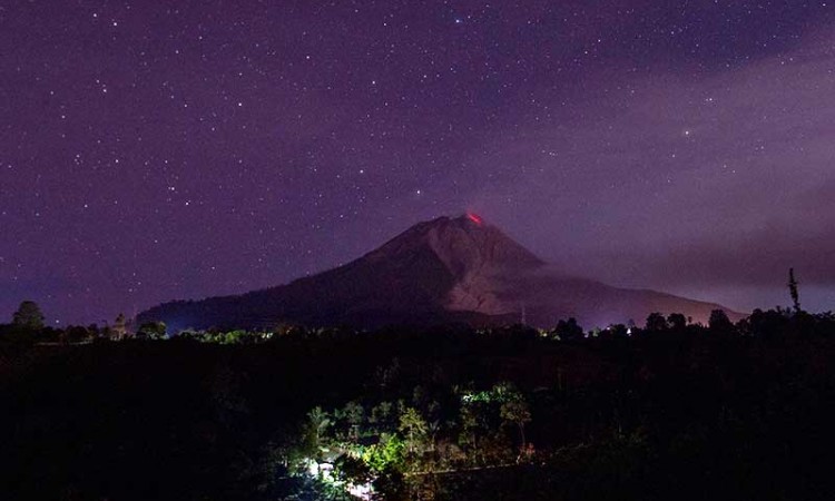 Gunung Sinabung Kembali Mengeluarkan Lava Pijar
