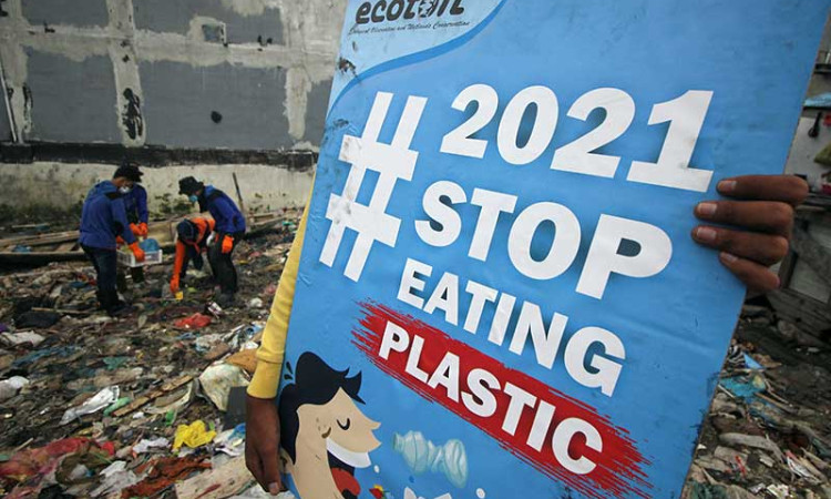 Aktivis Lingkungan Kampanyekan #2021stopmakanplastik di Surabaya