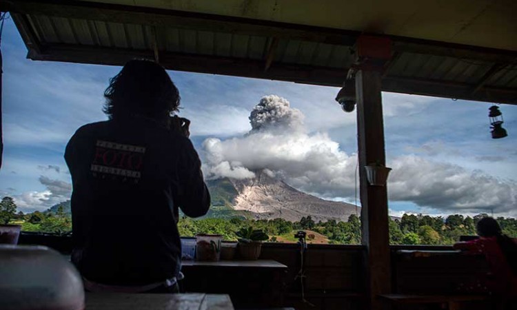 Gunung Sinabung Semburkan Material Vulkanik Setinggi 3.960 Meter Di Atas Permukaan Laut