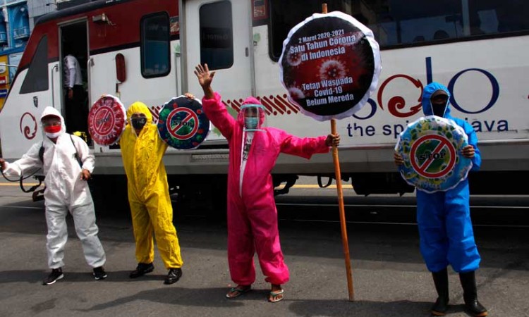 Relawan di Solo Pakai Baju Hazmat Turun ke Jalan Saat Peringati Satu Tahun Pandemi Covid-19 di Indonesia
