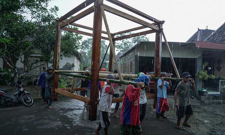 Tradisi Memindahkan Rumah Panggung Kayu di Yogyakarta