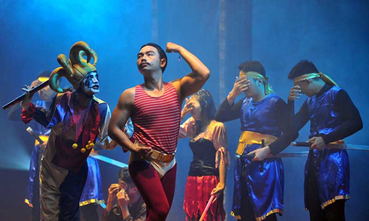 Penampilan Operet Berjudul Sirkus Bulan Sabit di Bali