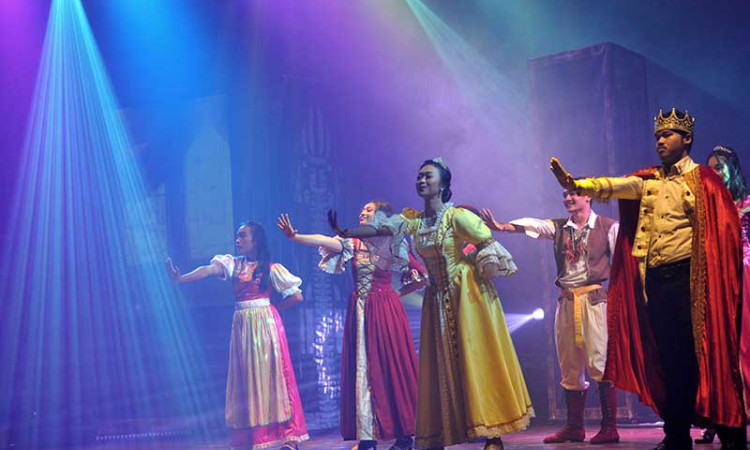 Penampilan Operet Berjudul Sirkus Bulan Sabit di Bali