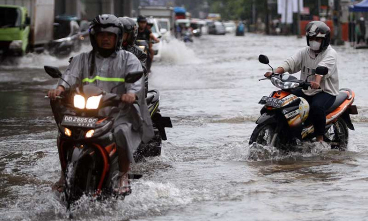 Sejumlah Ruas Jalan di Makassar Tergenang Air Akibat Tingginya Curah Hujan