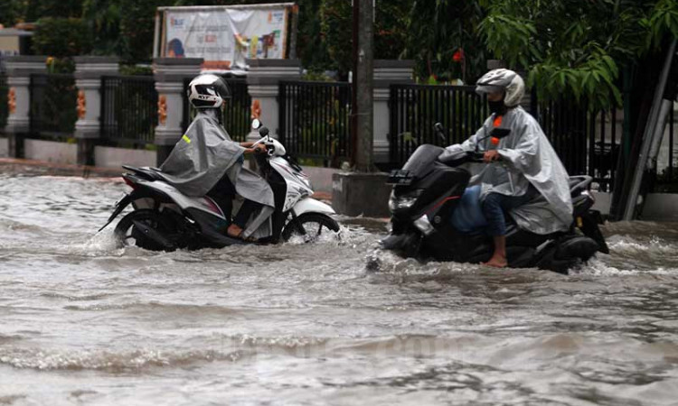 Sejumlah Ruas Jalan di Makassar Tergenang Air Akibat Tingginya Curah Hujan