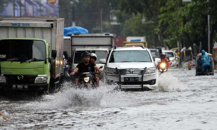 Sejumlah Ruas Jalan di Makassar Tergenang Air Akibat Tingginya Curah Hujan