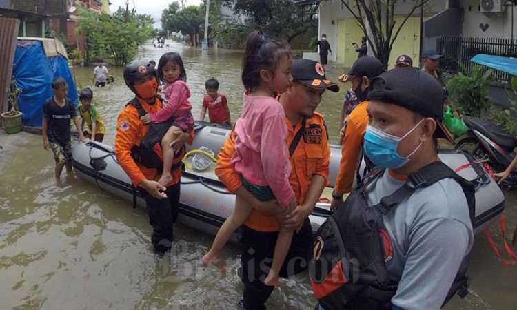 Tim BPBD Mulai Mengevakuasi Warga Yang Rumahnya Terendam Banjir di Makassar