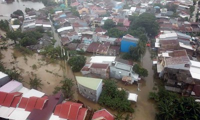 Tim BPBD Mulai Mengevakuasi Warga Yang Rumahnya Terendam Banjir di Makassar