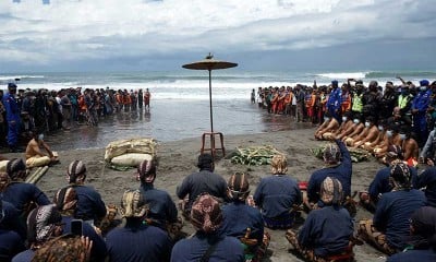 Abdi Dalem Keraton Yogyakarta Gelar Prosesi Labuhan Parangkusumo di Pantai Parang Kusumo