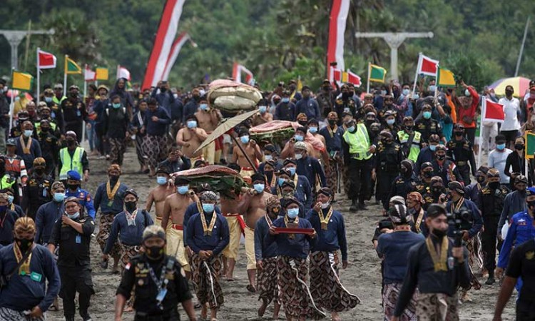 Abdi Dalem Keraton Yogyakarta Gelar Prosesi Labuhan Parangkusumo di Pantai Parang Kusumo