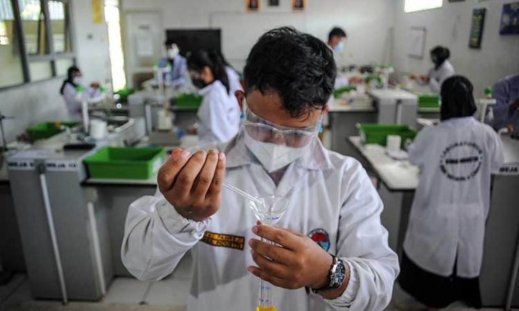 Simulasi Uji Kompetensi di Laboratorium Kimia SMKN 2 Cimahi
