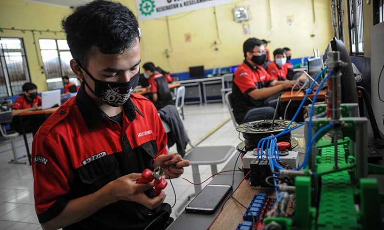Simulasi Uji Kompetensi di Laboratorium Kimia SMKN 2 Cimahi