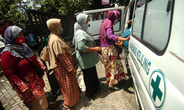 Pedagang Pasar di Tegal Dijemput Paksa Untuk Disuntik Vaksin Covid-19