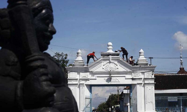 Abdi Dalem Lakukan Perawatan Bangunan Keraton Kasunanan Surakarta Hadiningrat Solo