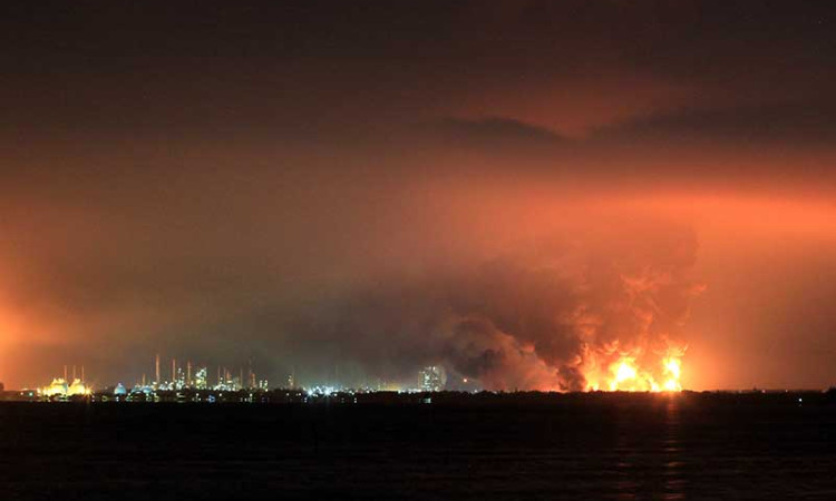 Kilang Minyak PT Pertamina RU VI Balongan Terbakar