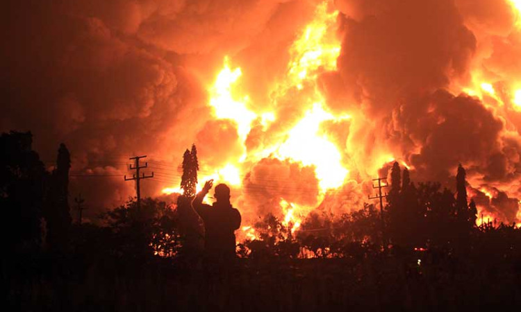 Kilang Minyak PT Pertamina RU VI Balongan Terbakar