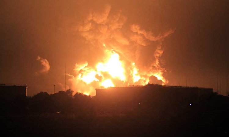 Kilang Minyak PT Pertamina RU VI Balongan Terbakar
